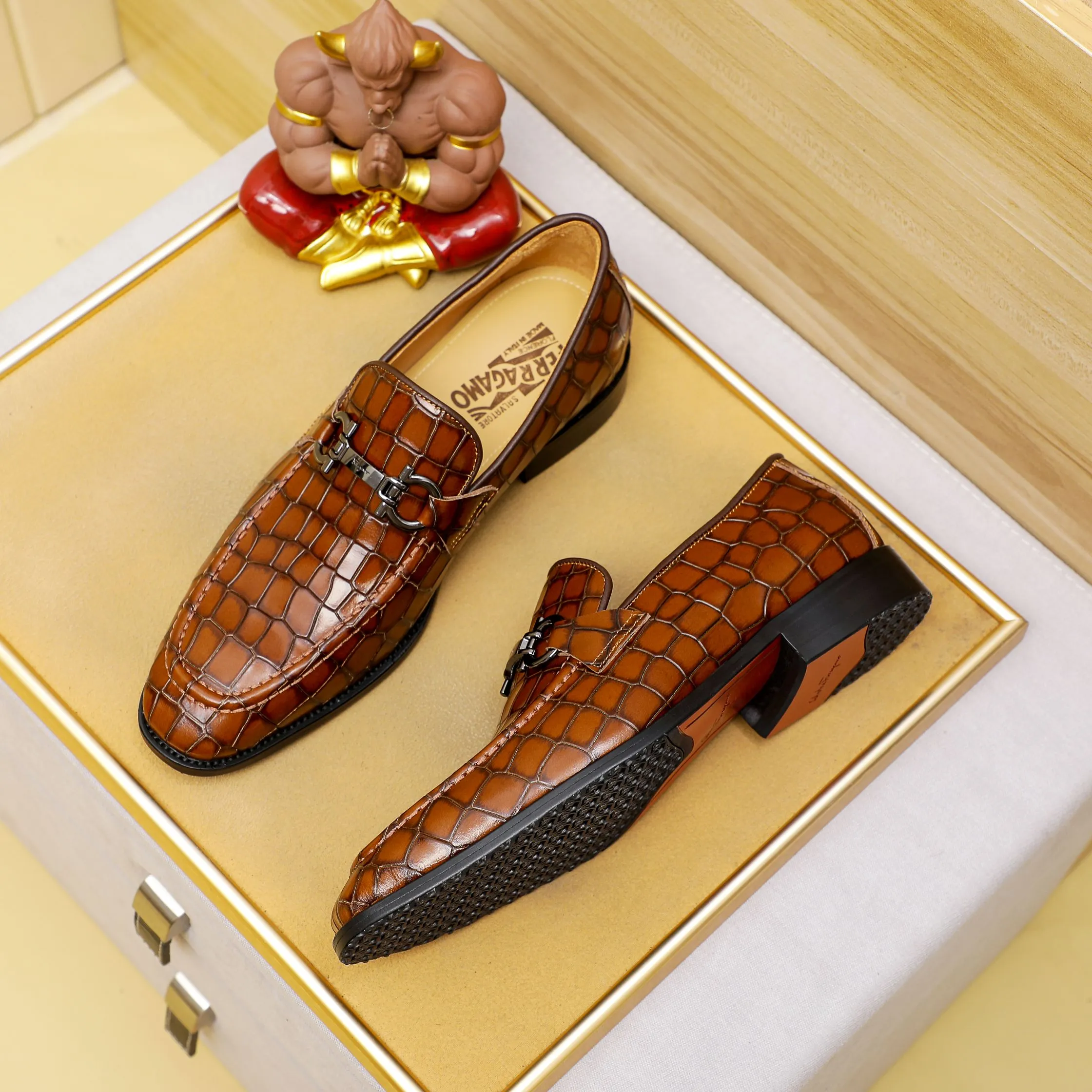Men's shoes 💰460 🕷🕷🐂【Ferragamo】Ferragamo Popular fashion leather shoes🇨🇳Official website counter 1:1 production, original mold opening💯Good quality can be seen, imported high-end first-layer waxed calfskin, water-dyed🐂leather lining🌿very clear texture, high-quality waterproof, non-slip and wear-resistant outsole🎋high quality and low price, truly handmade🍓2 colors available! Code number 38-44……(45.46.Customized)